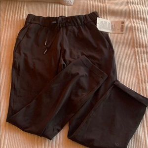 Lululemon on the fly joggers size 4